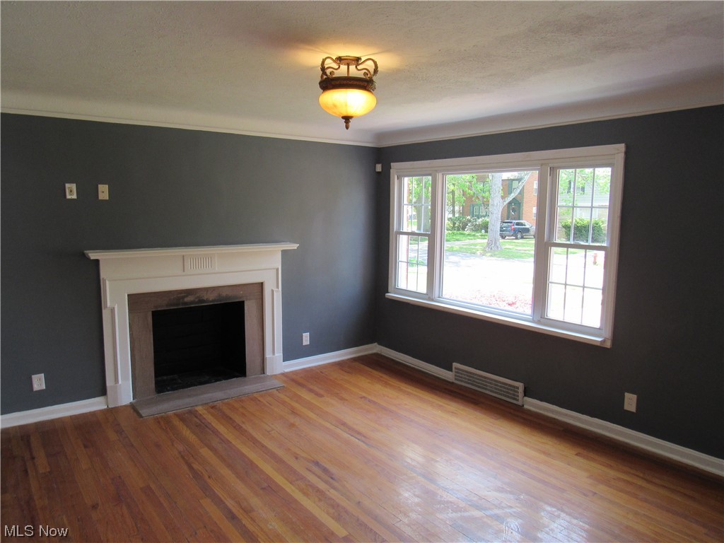 1901 Staunton Road Cleveland, OH 44118 - Photo 5 of 27 Living room