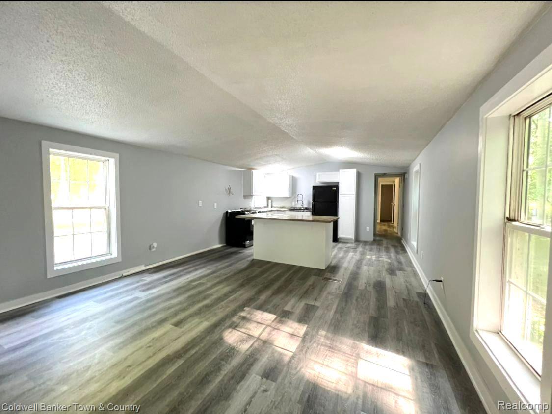 4075 Center Road Linden, MI 48451 - Photo 14 of 28 Living Room