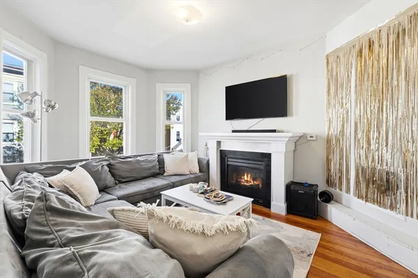 $4,900 | 225 L Street, Unit 2, Boston, MA 02127