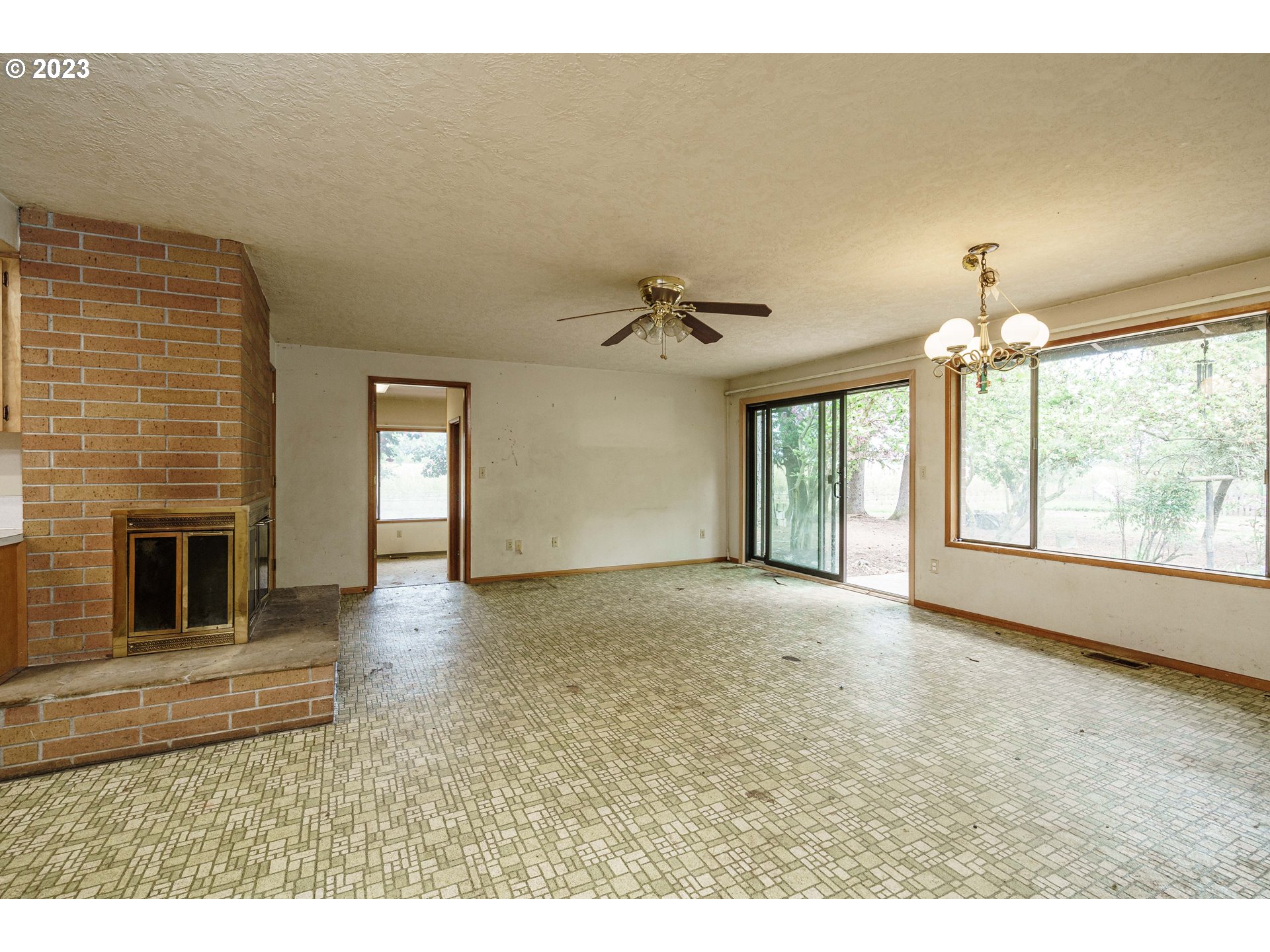 6300 Southwest Minter Bridge Road Hillsboro, OR 97123 - Photo 16 of 32 a view of a livingroom with a ceiling fan and window