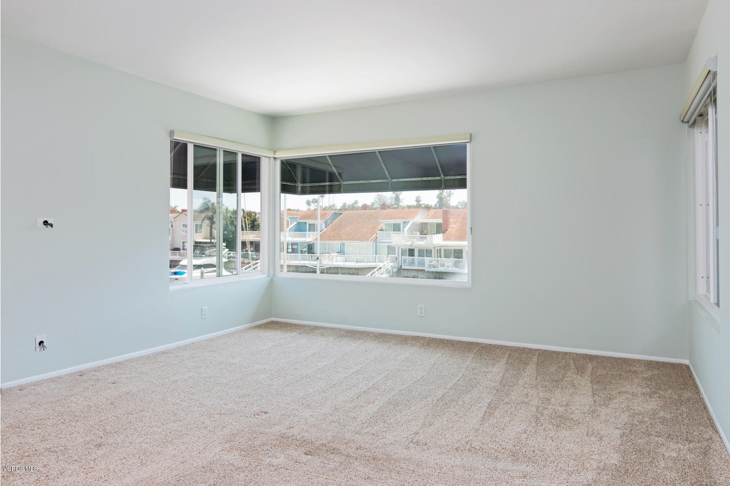 2101 Kingsbridge Way Oxnard, CA 93035 - Photo 22 of 52 2101 Kingsbridge Way-022-046-Master Bedr