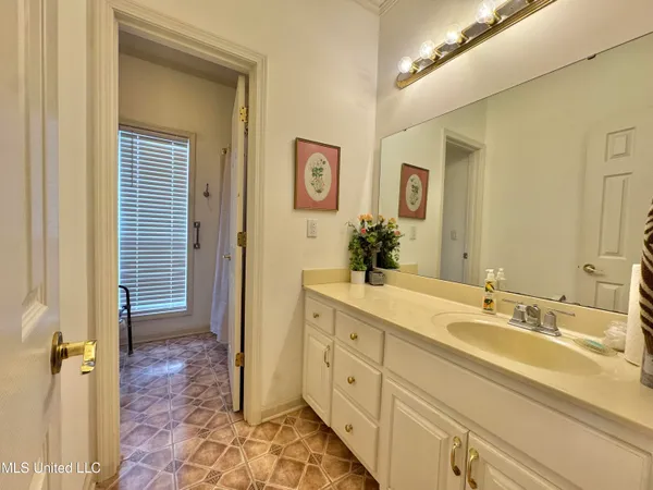 $349,900 | 306 Hickory Lane, Batesville, MS 38606