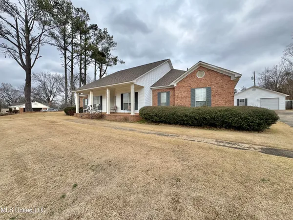 $349,900 | 306 Hickory Lane, Batesville, MS 38606
