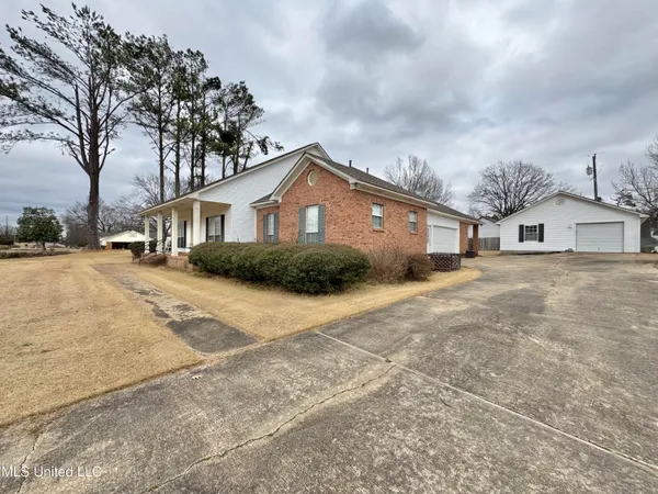 $349,900 | 306 Hickory Lane, Batesville, MS 38606