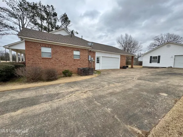 $349,900 | 306 Hickory Lane, Batesville, MS 38606