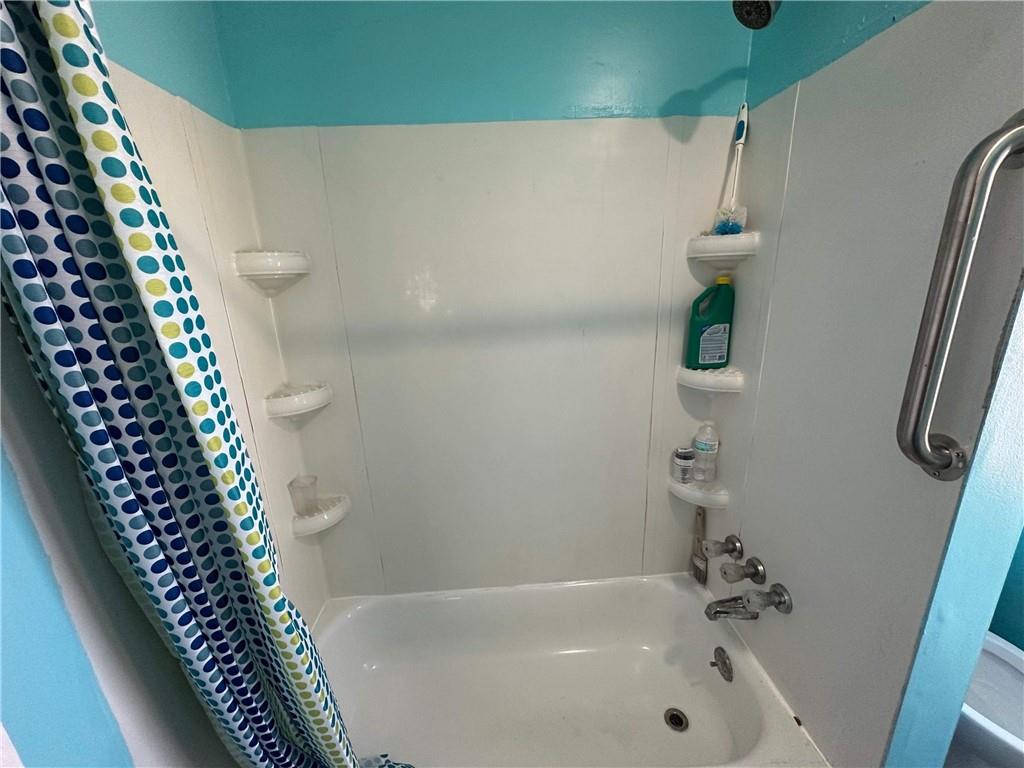 293 Lexington Court Carnegie, PA 15106 - Photo 20 of 47 a bathroom with a bathtub