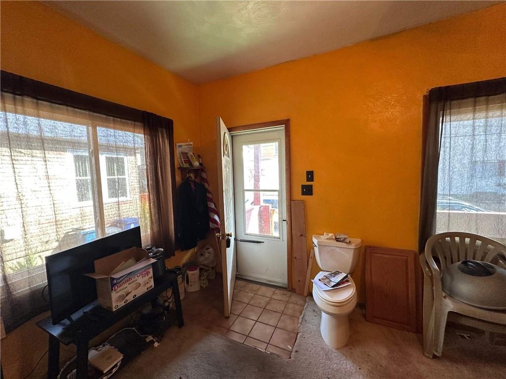 293 Lexington Court Carnegie, PA 15106 - Photo 4 of 47 a living room with furniture and a window