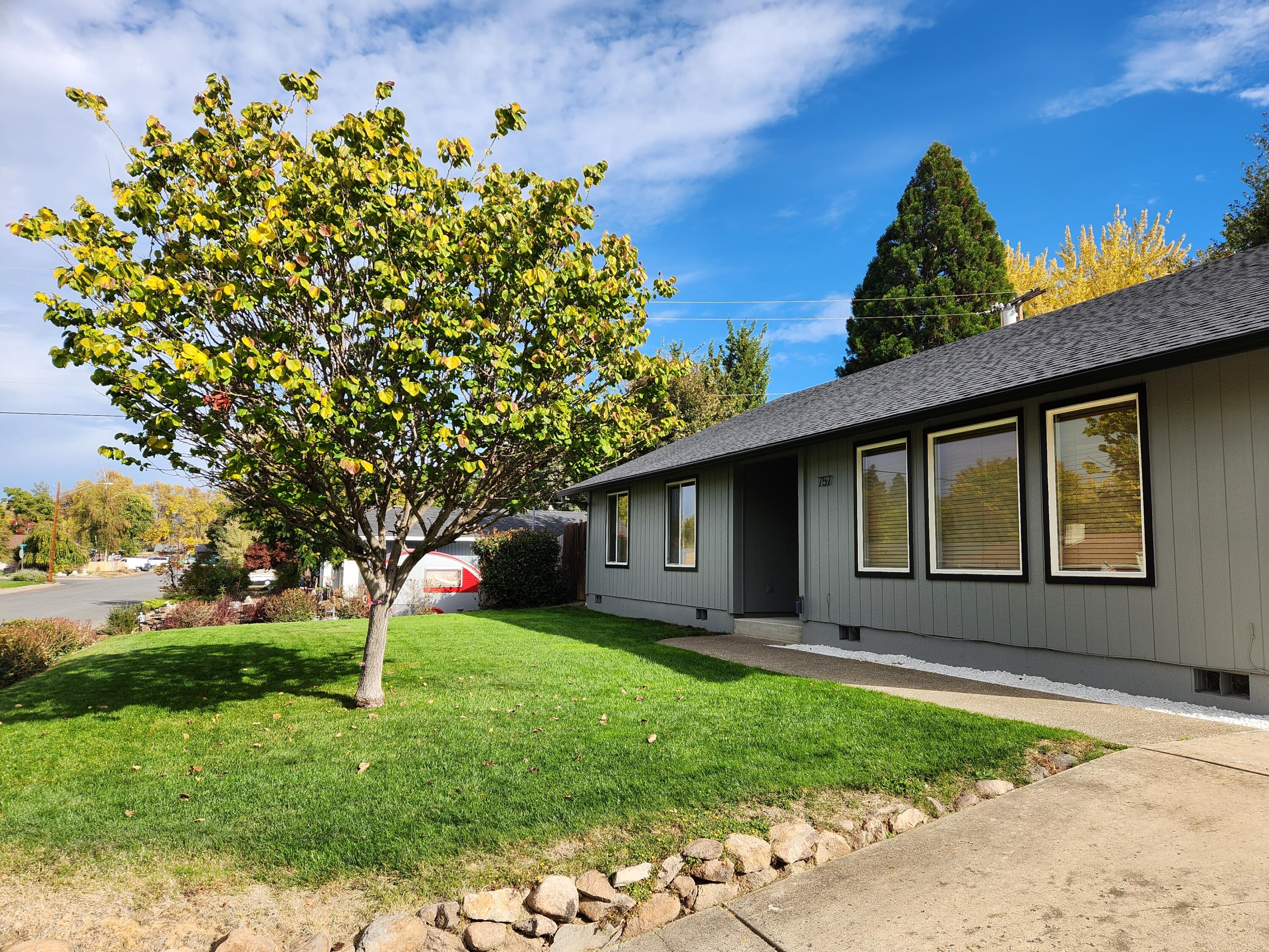 757 Talbot Street Eagle Point, OR 97524 - Photo 3 of 28 Gallery Image 3