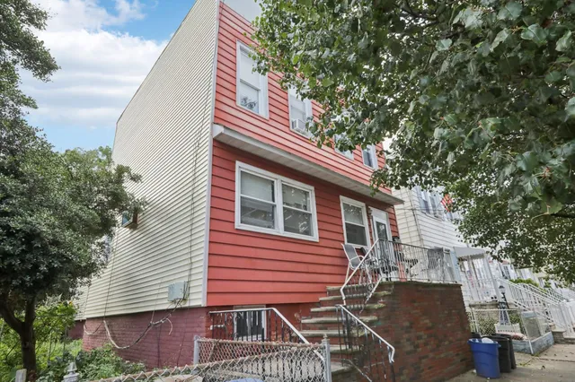 a view of house with a yard