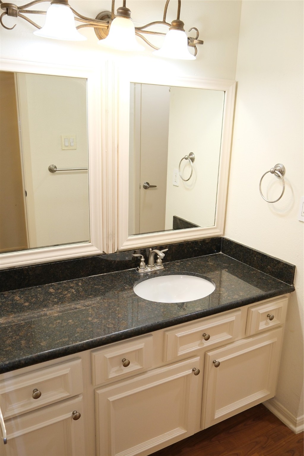 2001 Bering Drive, Unit 2F Houston, TX 77057 - Photo 11 of 29 Bathroom