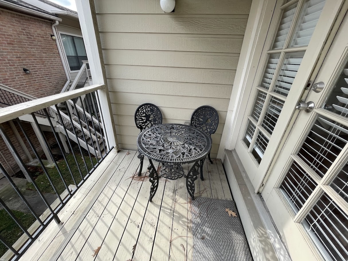 2001 Bering Drive, Unit 2F Houston, TX 77057 - Photo 20 of 29 The balcony