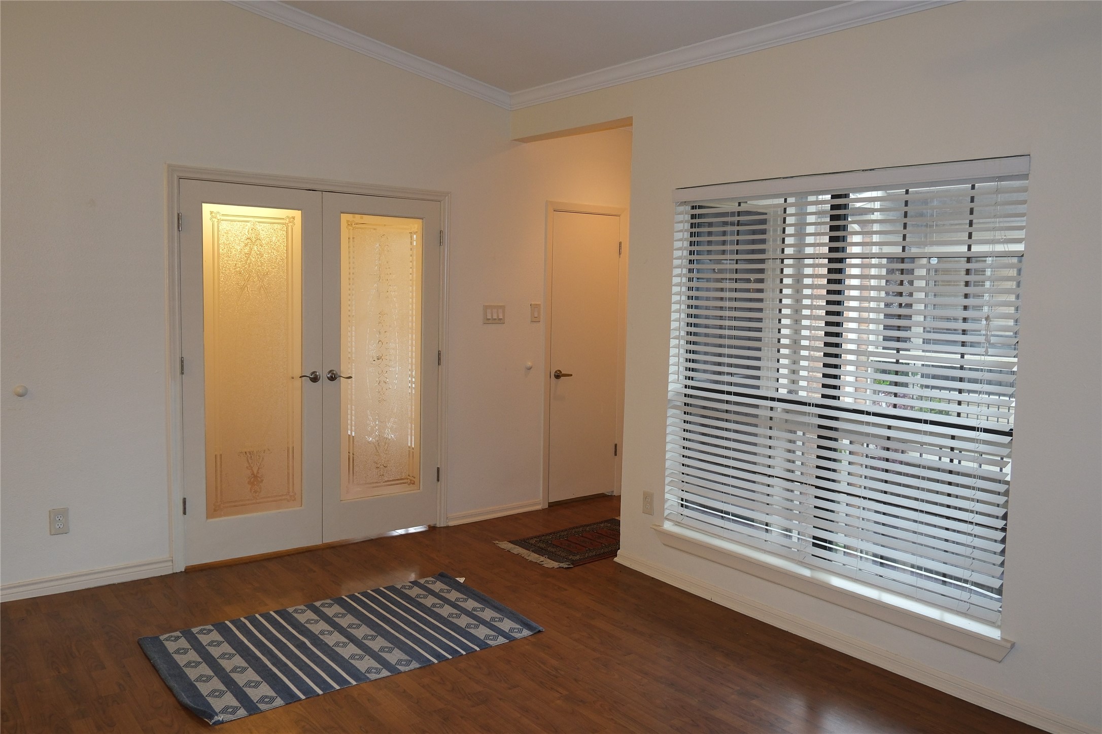 2001 Bering Drive, Unit 2F Houston, TX 77057 - Photo 2 of 29 View towards the secondary bedroom.