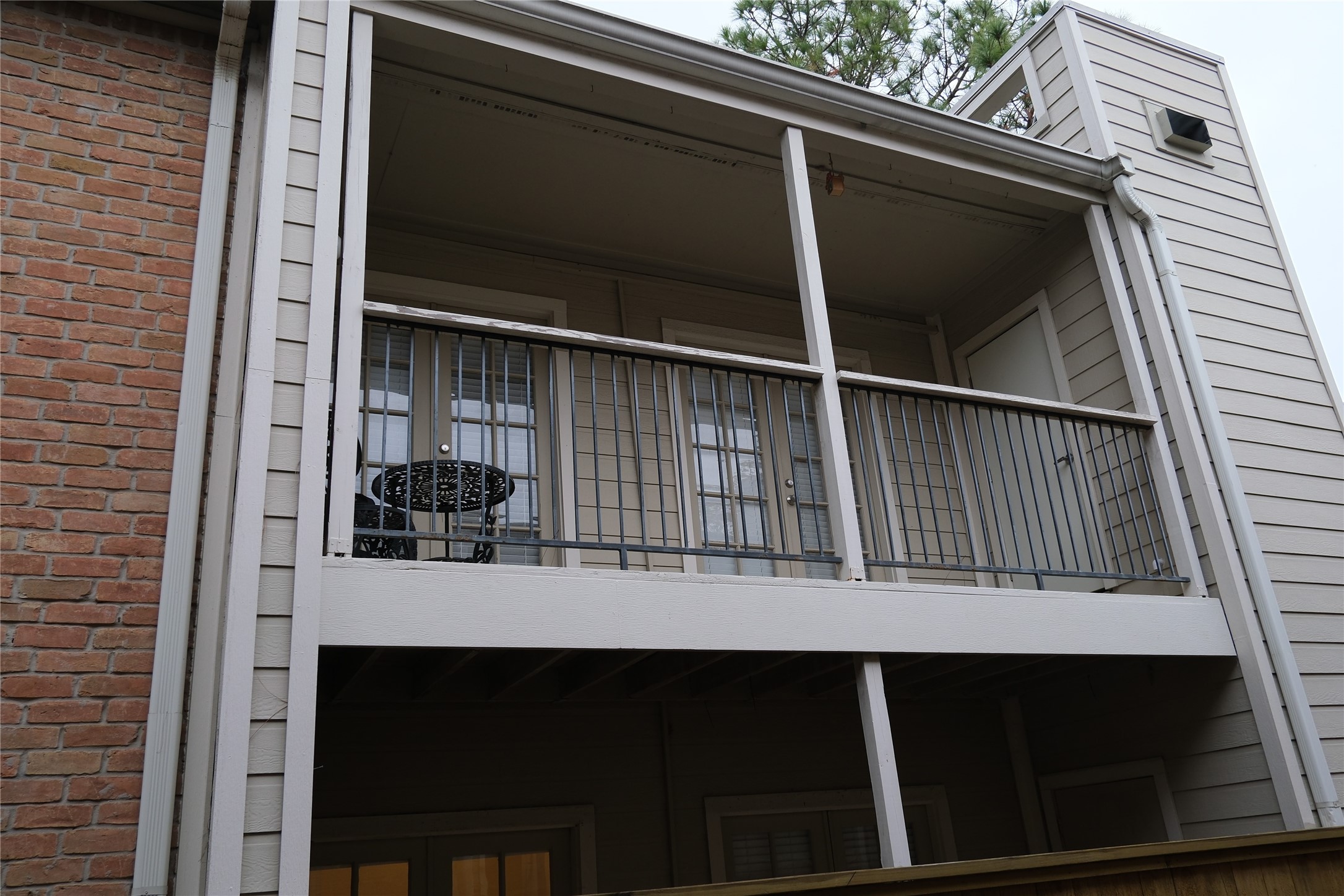 2001 Bering Drive, Unit 2F Houston, TX 77057 - Photo 24 of 29 View towards the balcony