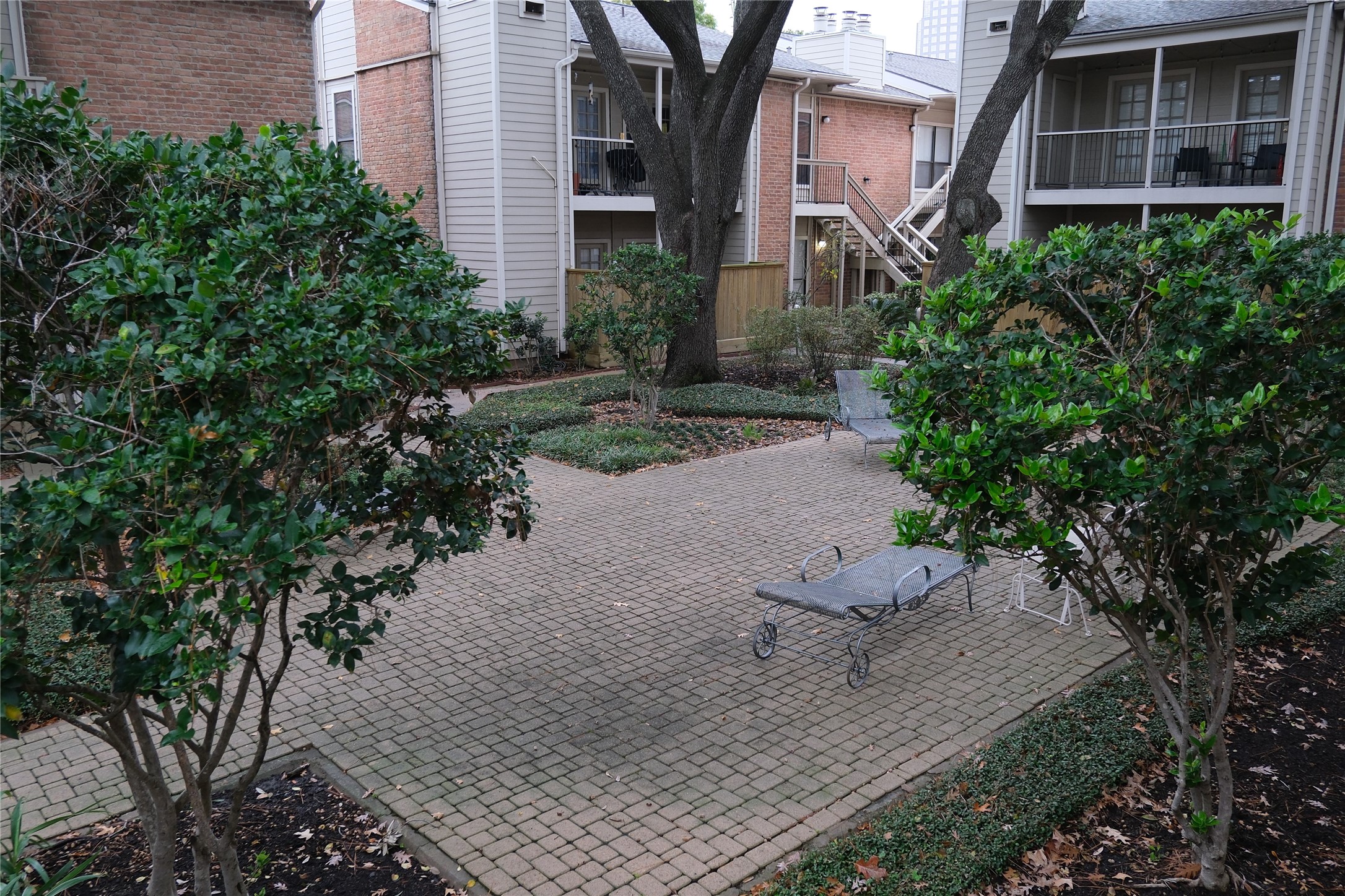 2001 Bering Drive, Unit 2F Houston, TX 77057 - Photo 25 of 29 Sitting area outside the condo