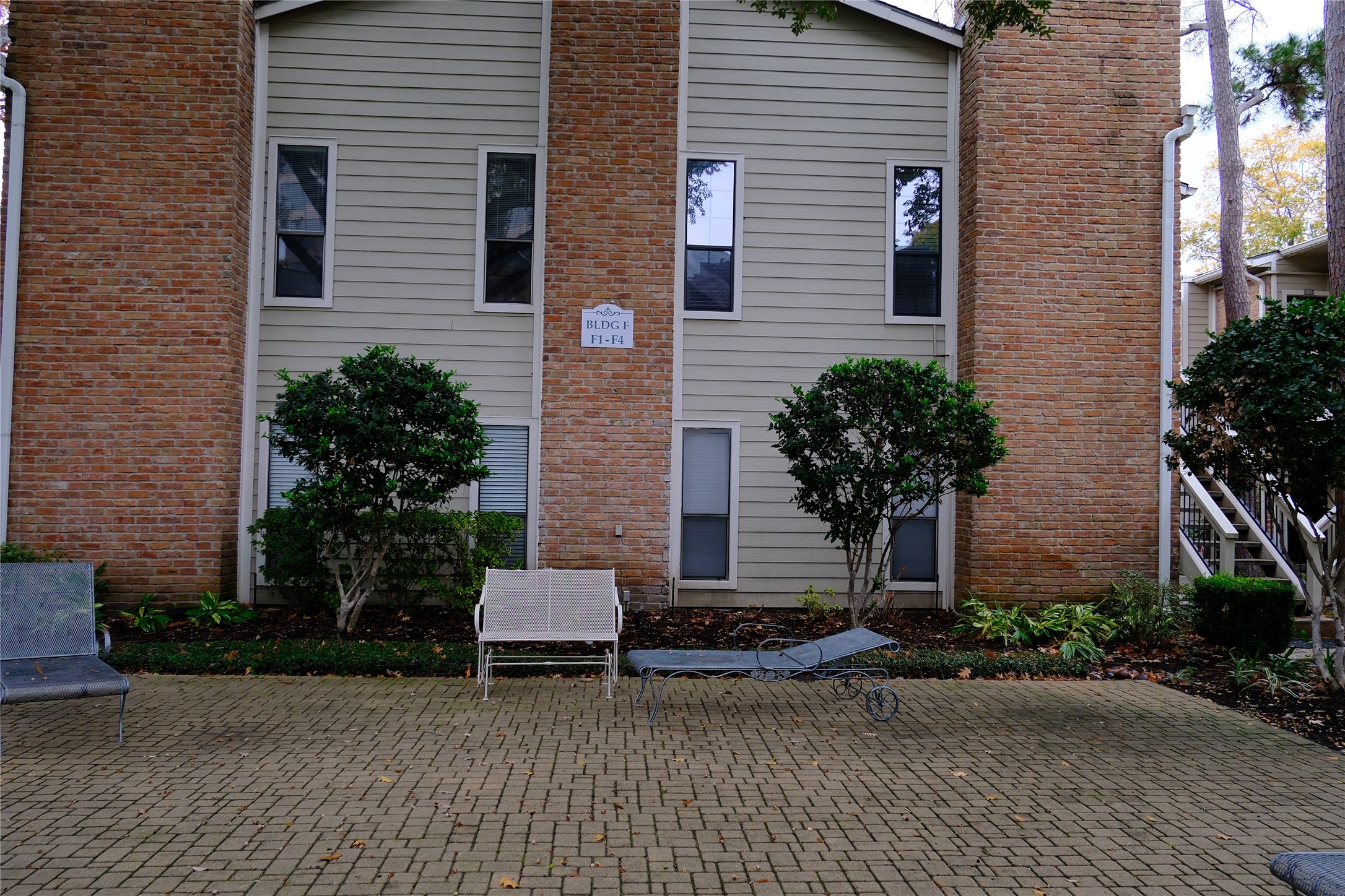 2001 Bering Drive, Unit 2F Houston, TX 77057 - Photo 27 of 29 Sitting area outside the condo