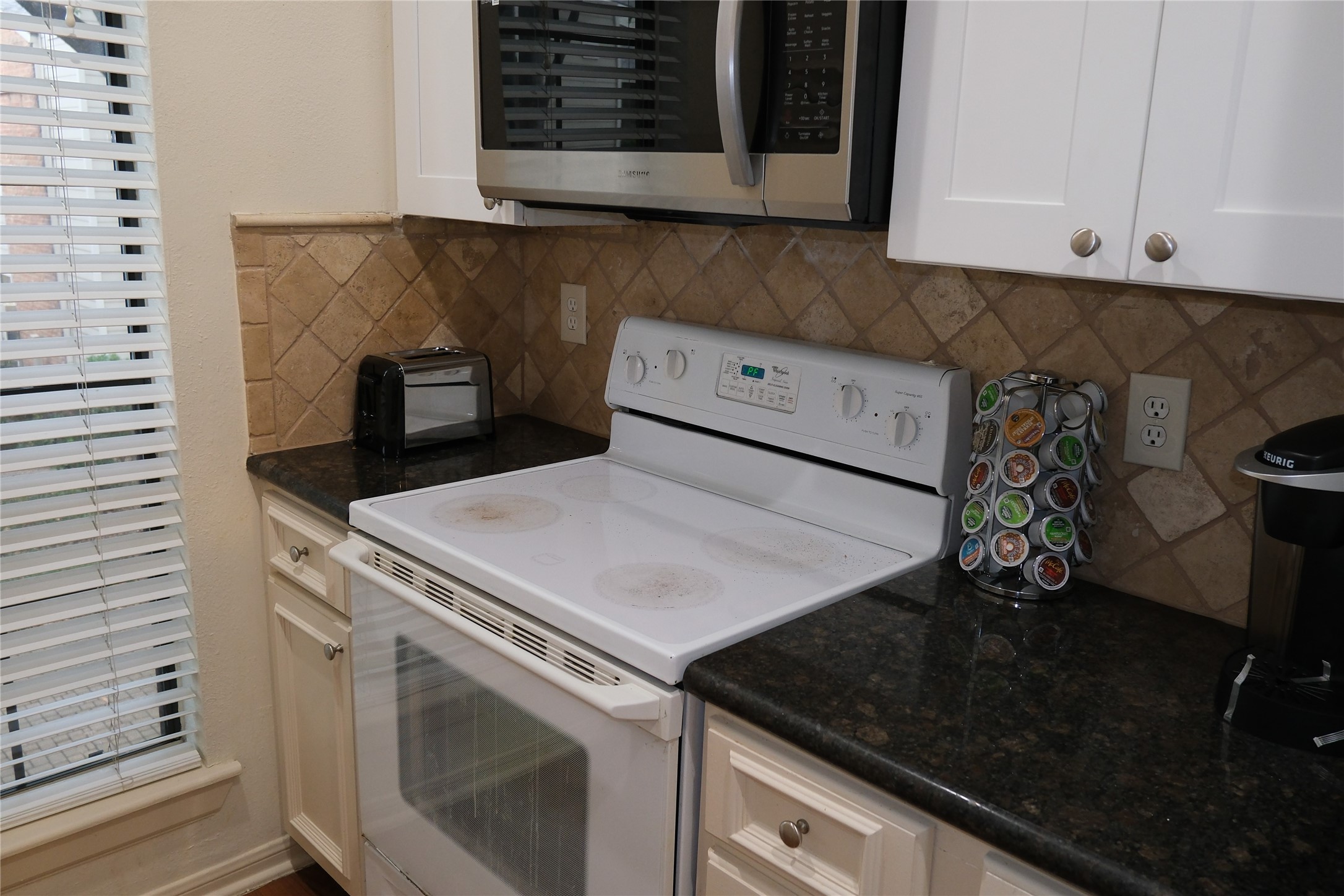 2001 Bering Drive, Unit 2F Houston, TX 77057 - Photo 6 of 29 The kitchen