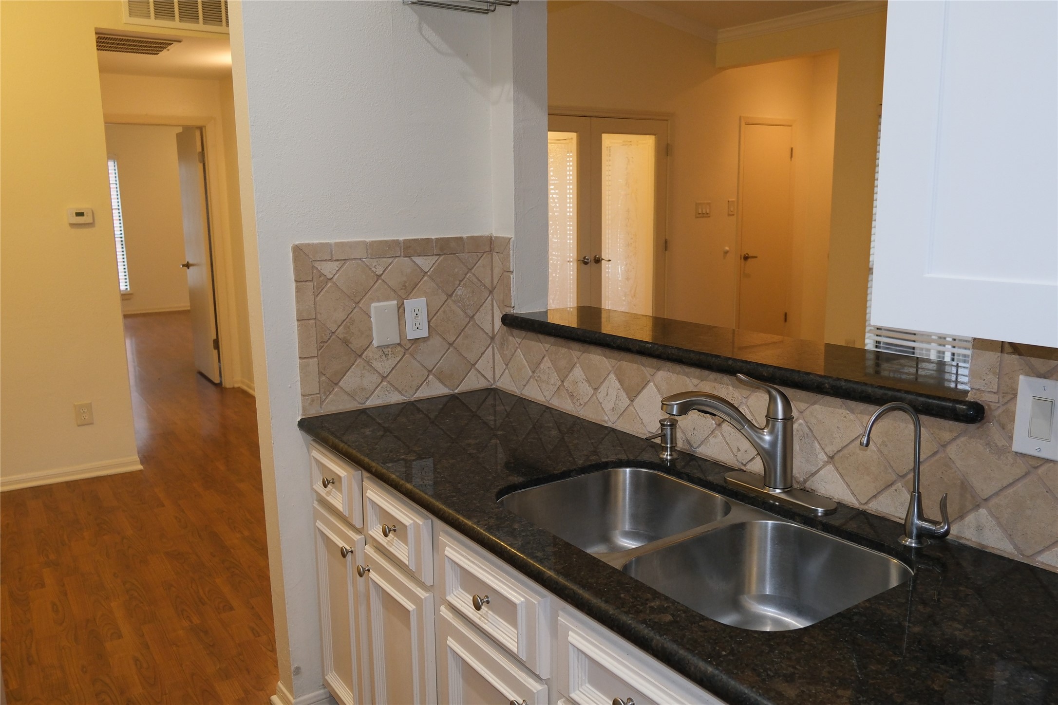 2001 Bering Drive, Unit 2F Houston, TX 77057 - Photo 8 of 29 The kitchen