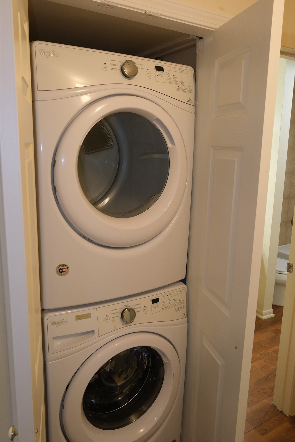 2001 Bering Drive, Unit 2F Houston, TX 77057 - Photo 10 of 29 Stacked washer/dryer