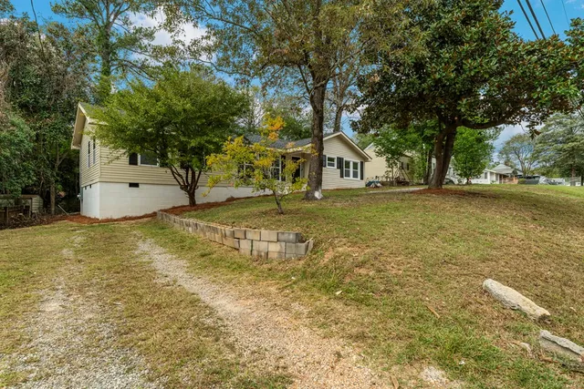 a view of a house with a yard