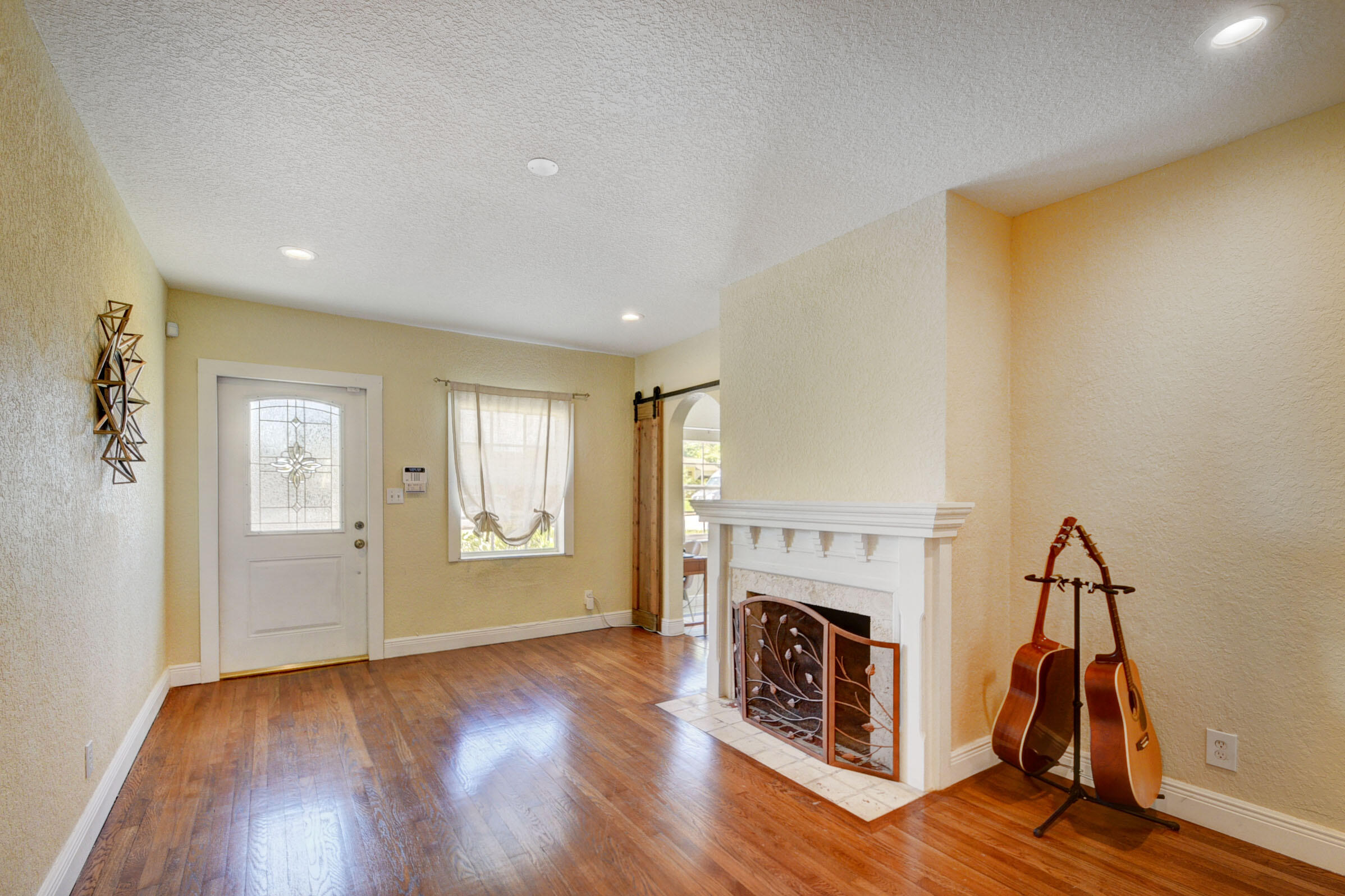 721 Hampton Road West Palm Beach, FL 33405 - Photo 5 of 32 Living Room