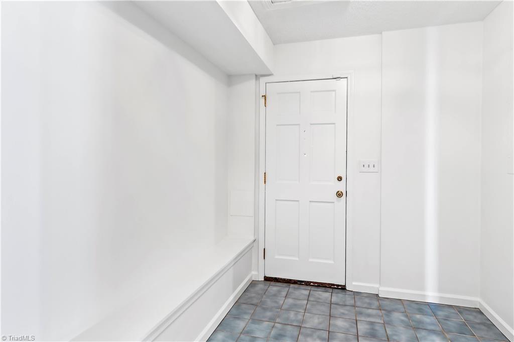184 Hawthorne Road Mocksville, NC 27028 - Photo 18 of 38 Main Level Entrance/Mud Room