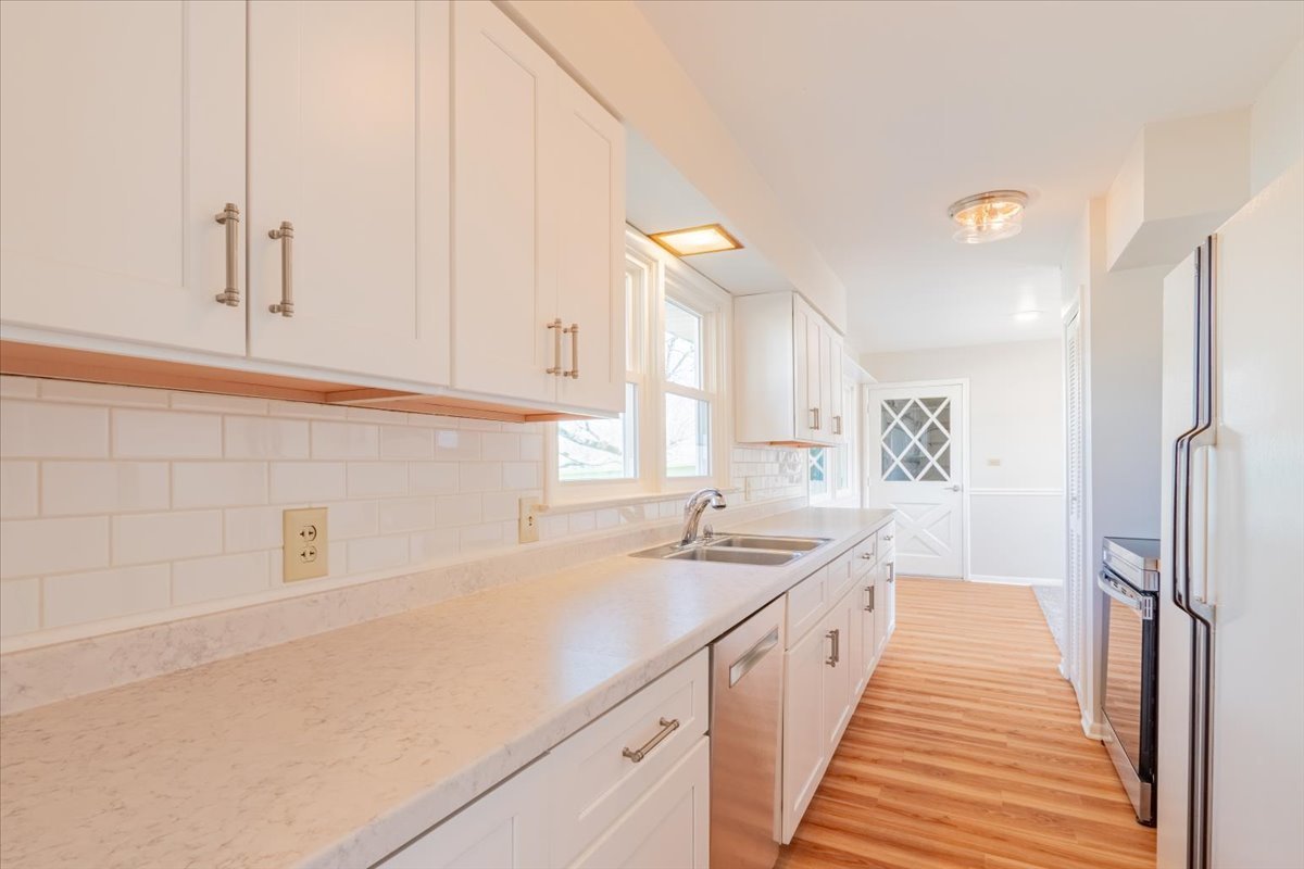 403 Radliff Road Bloomington, IL 61701 - Photo 4 of 28 Gallery Image 4