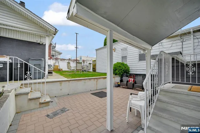 a view of outdoor kitchen outdoor dining space and outdoor seating