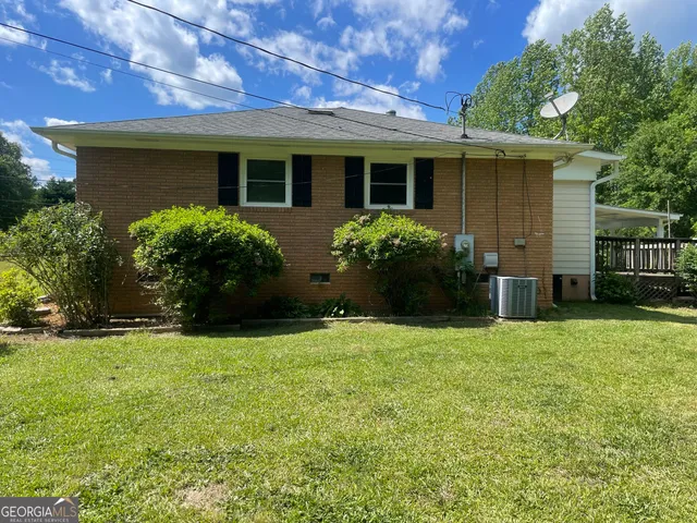 a view of a house with backyard and garden