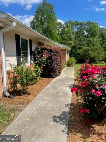 a flower garden is sitting in front of a house
