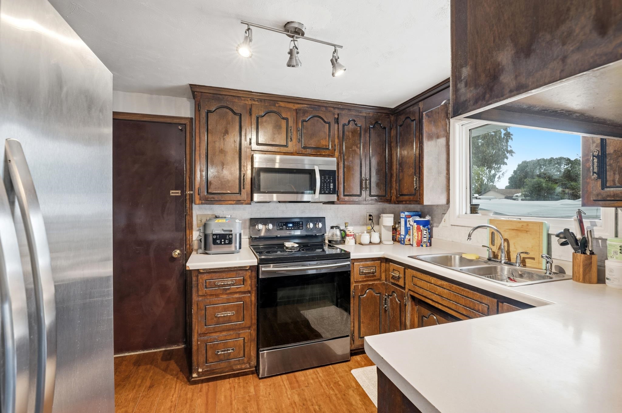 2525 Heather Road Green Bay, WI 54311 - Photo 9 of 27