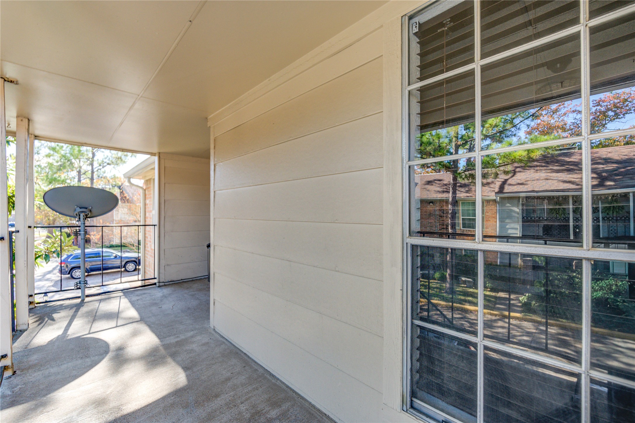 2800 Jeanetta Street, Unit 2504 Houston, TX 77063 - Photo 3 of 49 a living room with furniture