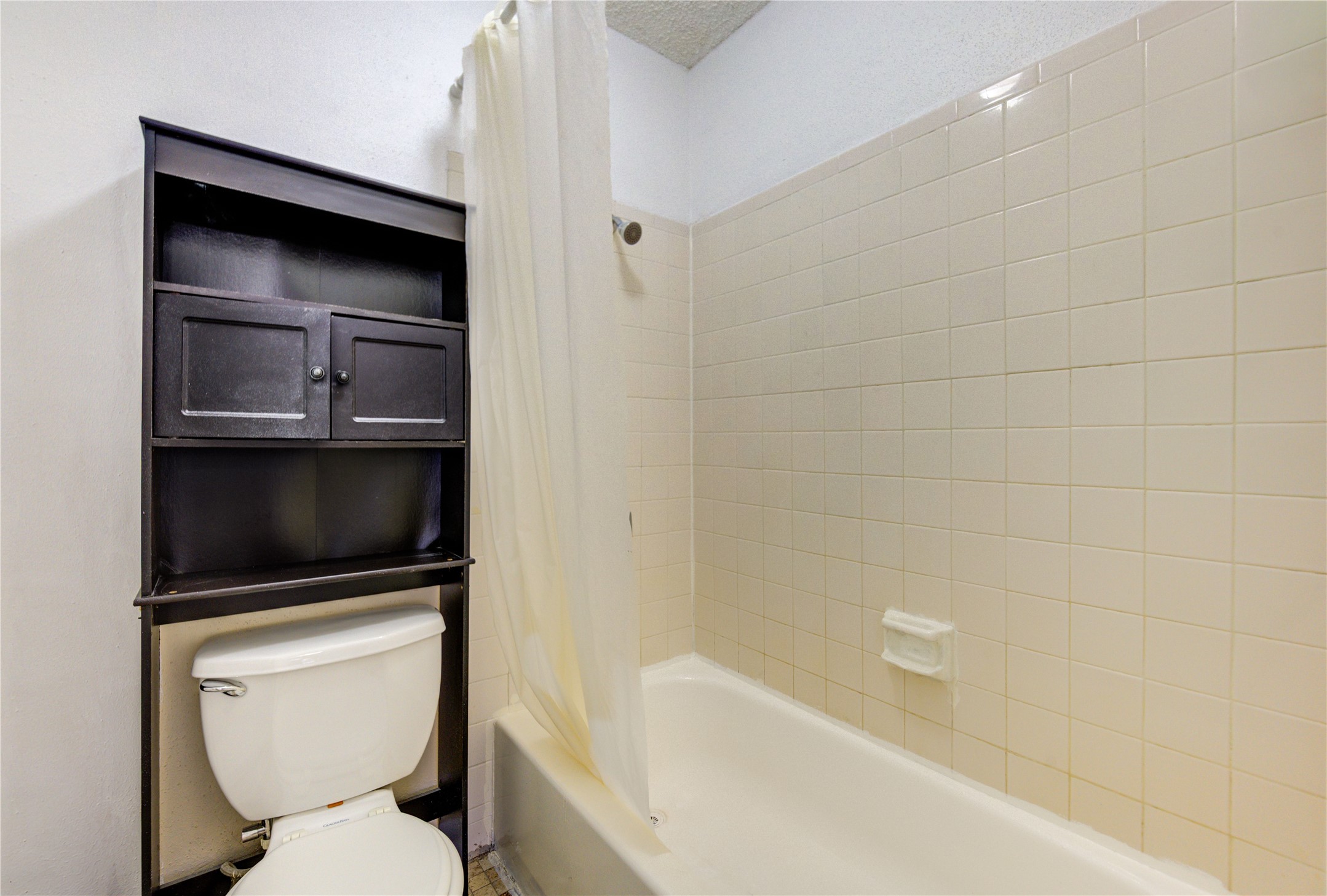 2800 Jeanetta Street, Unit 2504 Houston, TX 77063 - Photo 41 of 49 a bathroom with a toilet a sink and bathtub