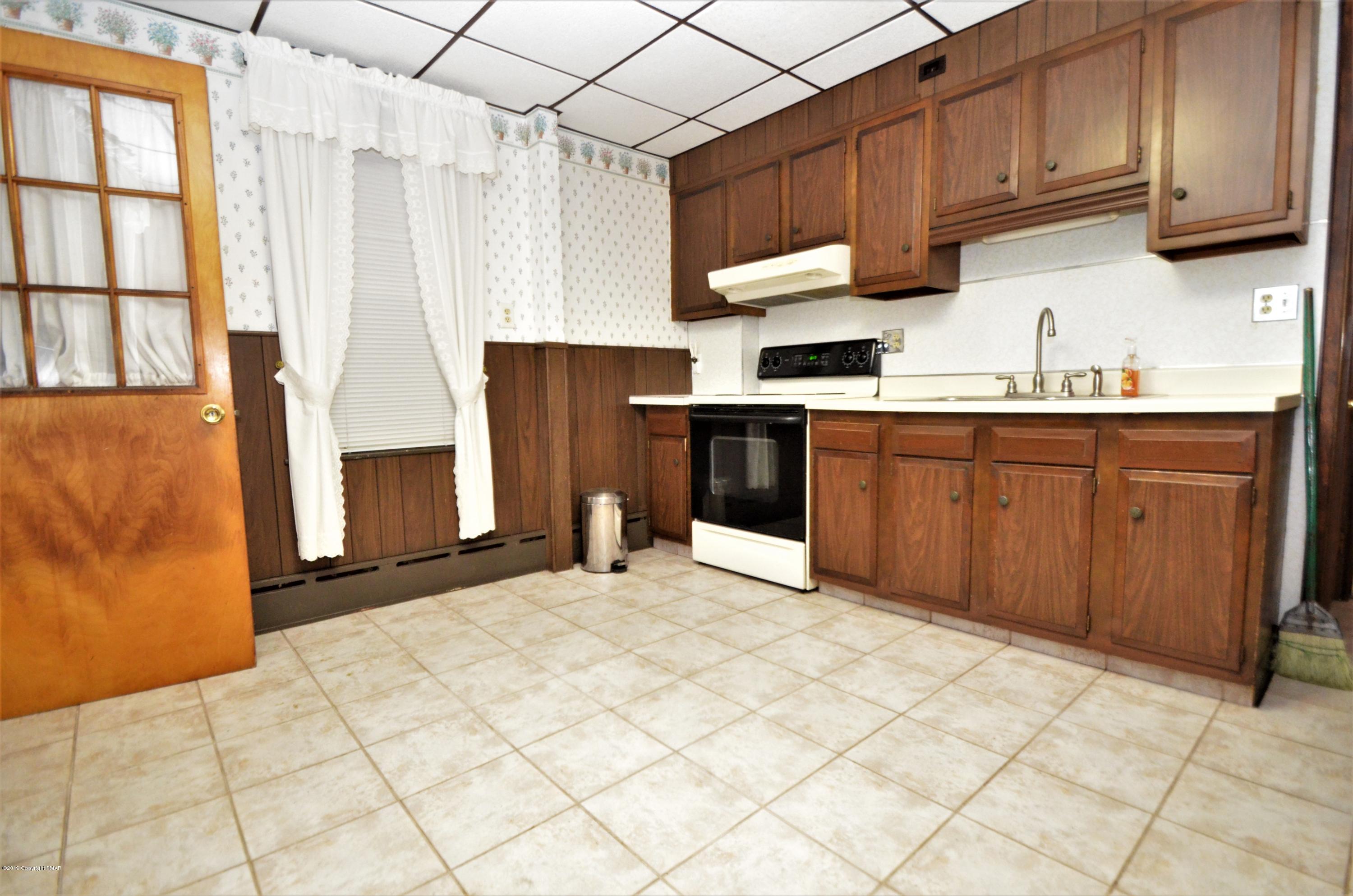 358 West Ridge Street Lansford, PA 18232 - Photo 3 of 12 3