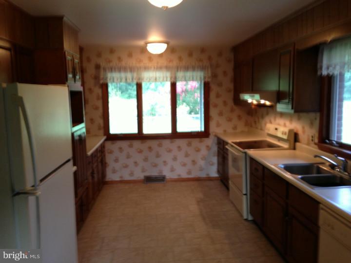 2593 Shaws Corner Road Clayton, DE 19938 - Photo 14 of 16 Kitchen