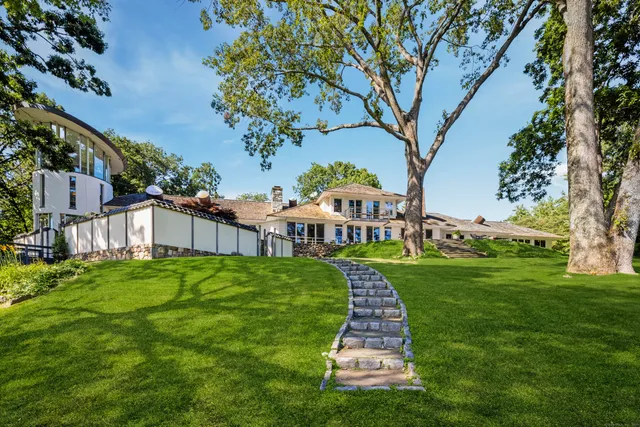 a view of a front of house with a yard