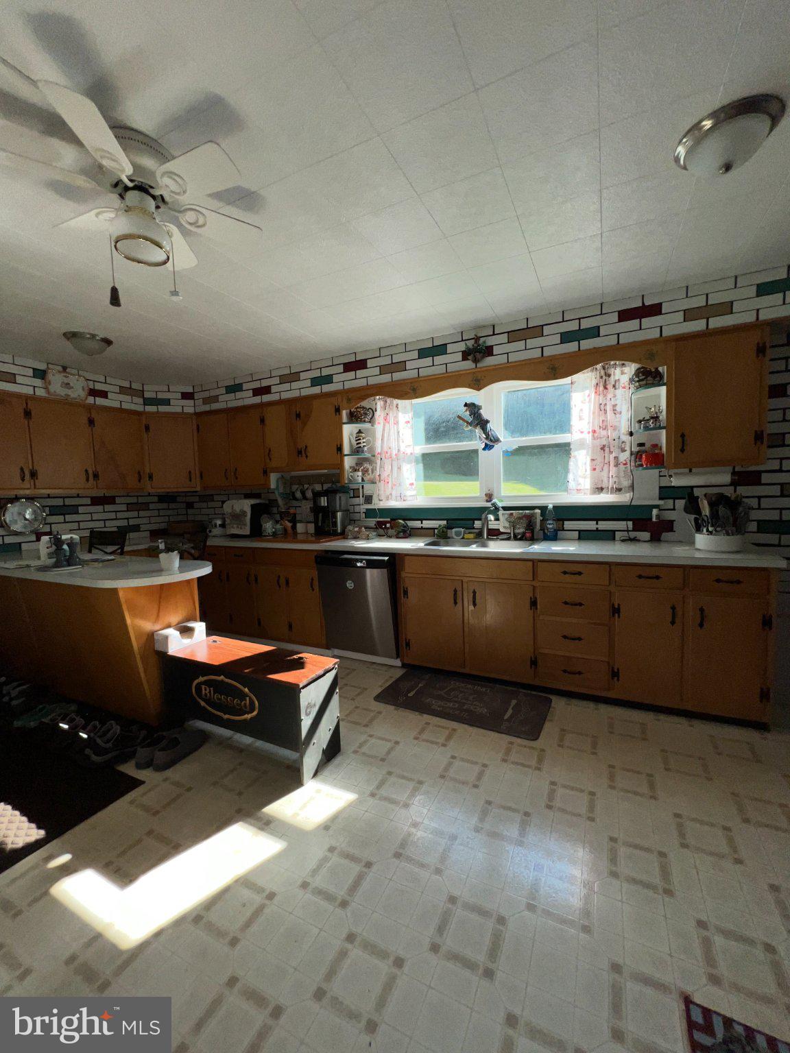 11402 Red Hill Road Southwest La Vale, MD 21502 - Photo 5 of 92 Bright and inviting kitchen space.