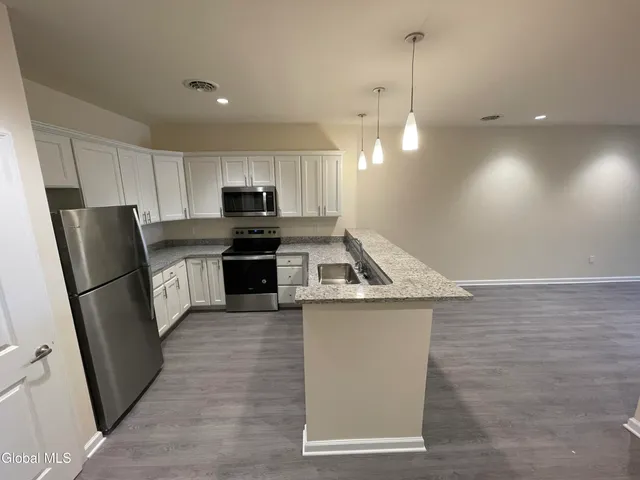 $1,595 | 192 Erie Boulevard, Schenectady, NY 12305