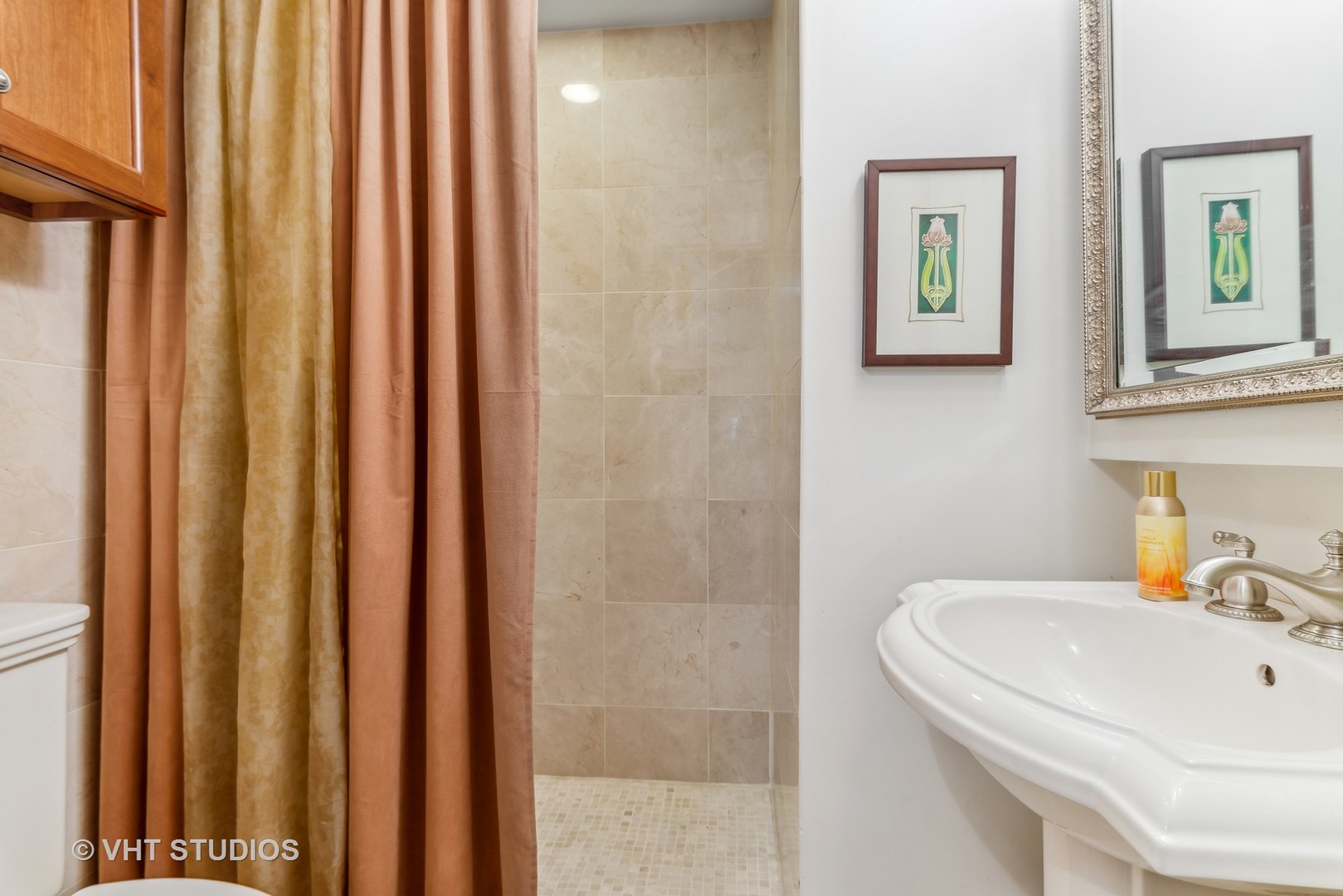 3100 North Sheridan Road, Unit 8B Chicago, IL 60657 - Photo 20 of 28 a bathroom with a sink and a mirror