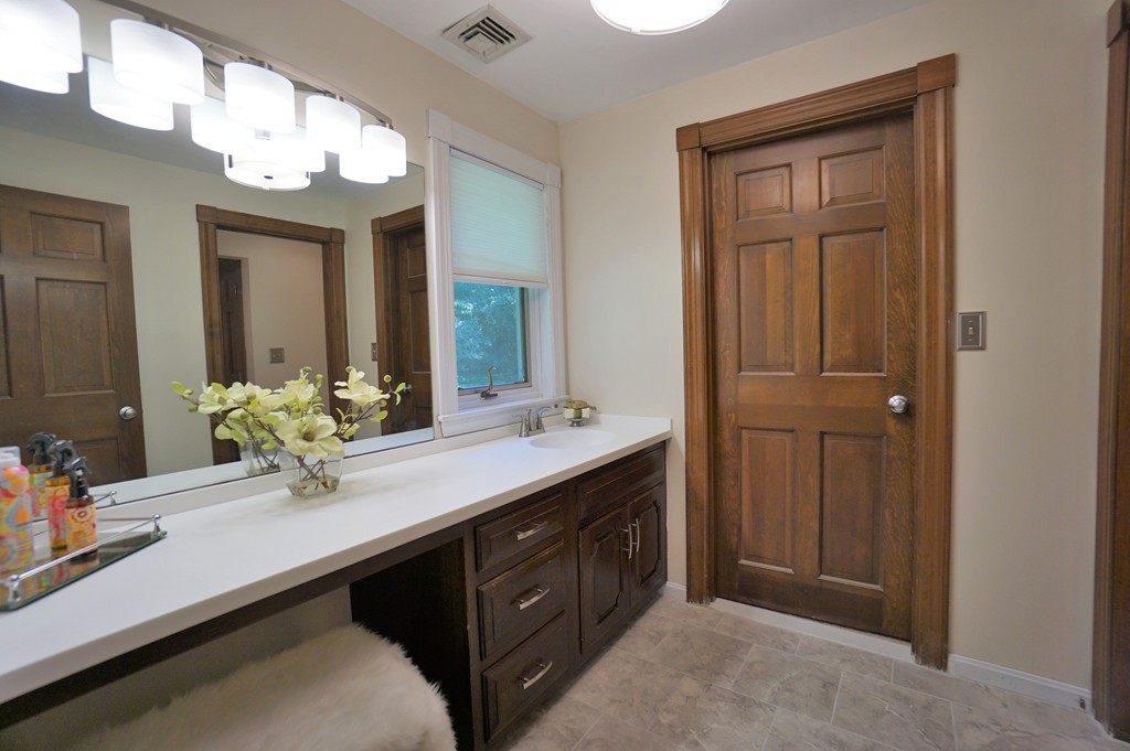 237 Spring Street Shrewsbury, MA 01545 - Photo 10 of 30 Gallery Image 10