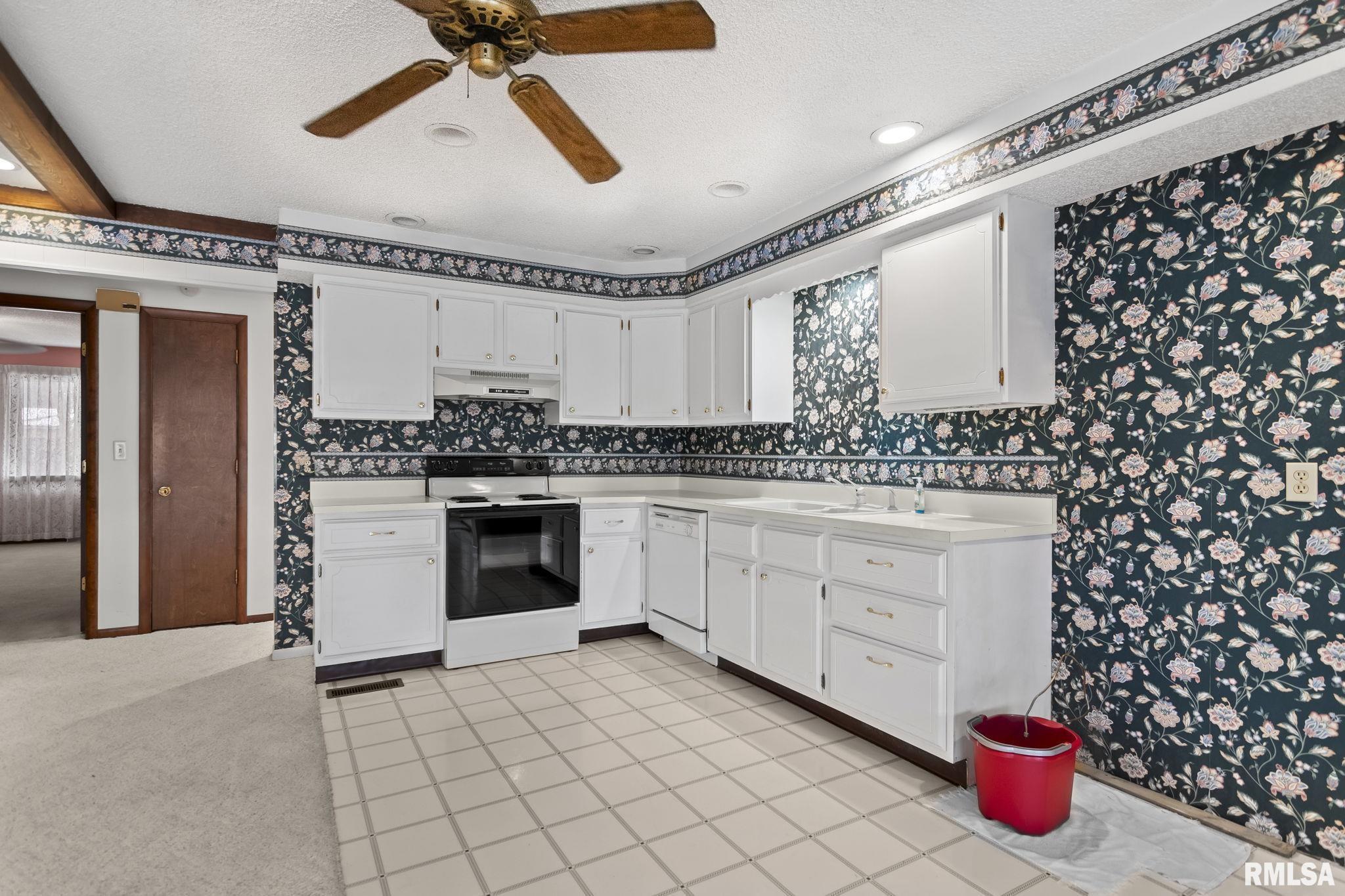 334 Norwalk Road Springfield, IL 62704 - Photo 9 of 39