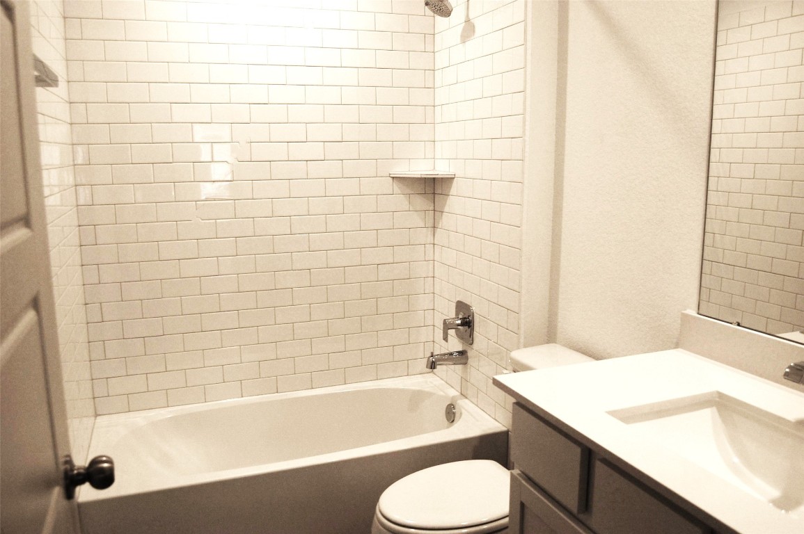 7702 Sleek Flock Lane Rosharon, TX 77583 - Photo 15 of 23 a bathroom with a bathtub and sink