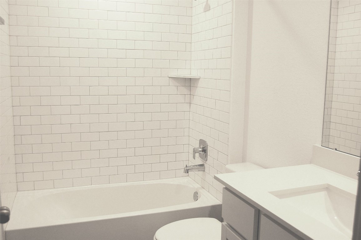 7702 Sleek Flock Lane Rosharon, TX 77583 - Photo 5 of 23 a bathroom with a bathtub and sink