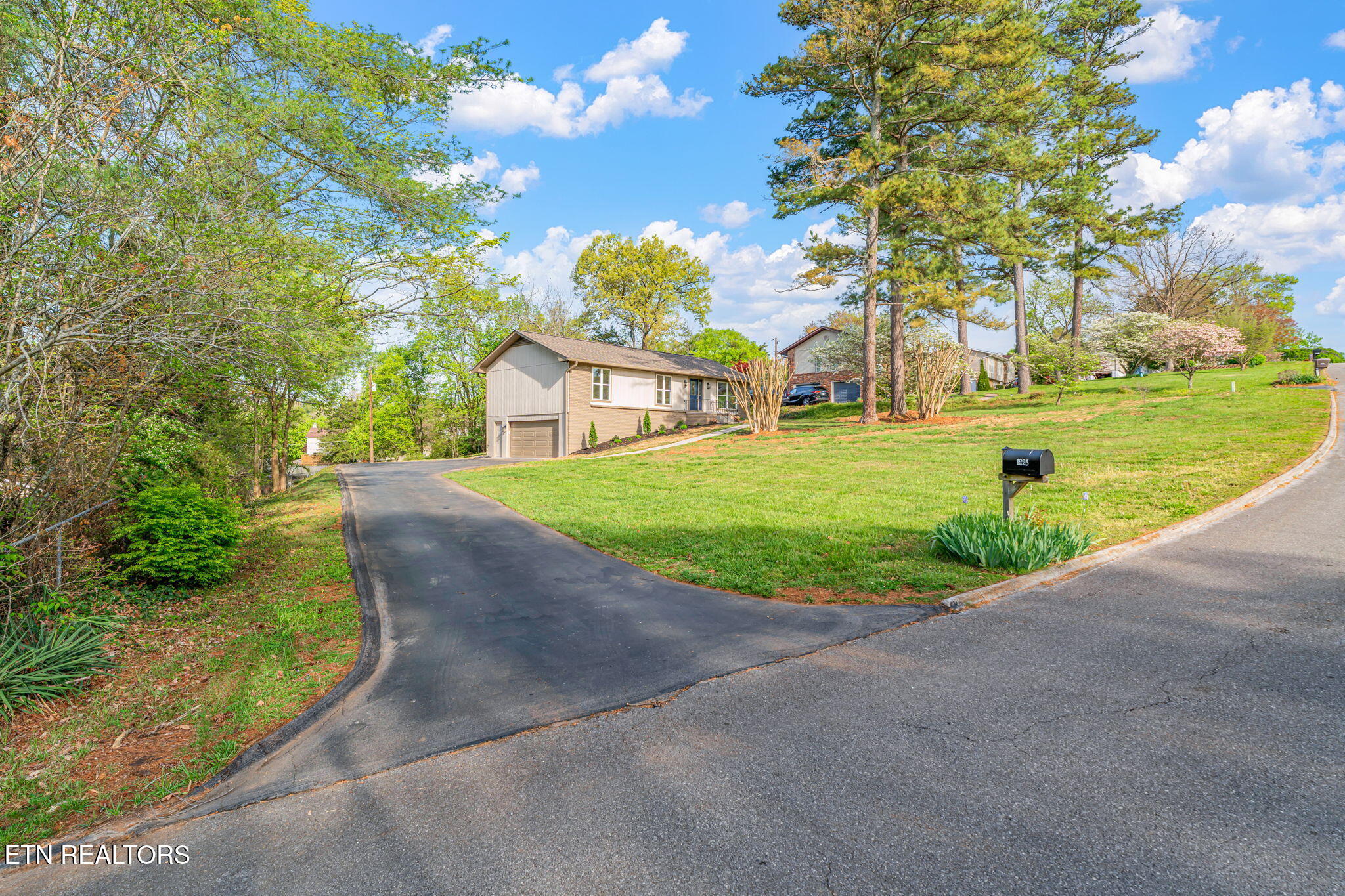 1225 Galewood Road Knoxville, TN 37919 - Photo 3 of 42 3-web-or-mls-1225 Galewood Road-3
