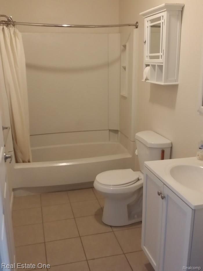 460 Trombley Road Troy, MI 48083 - Photo 12 of 28 bath2.jpg
