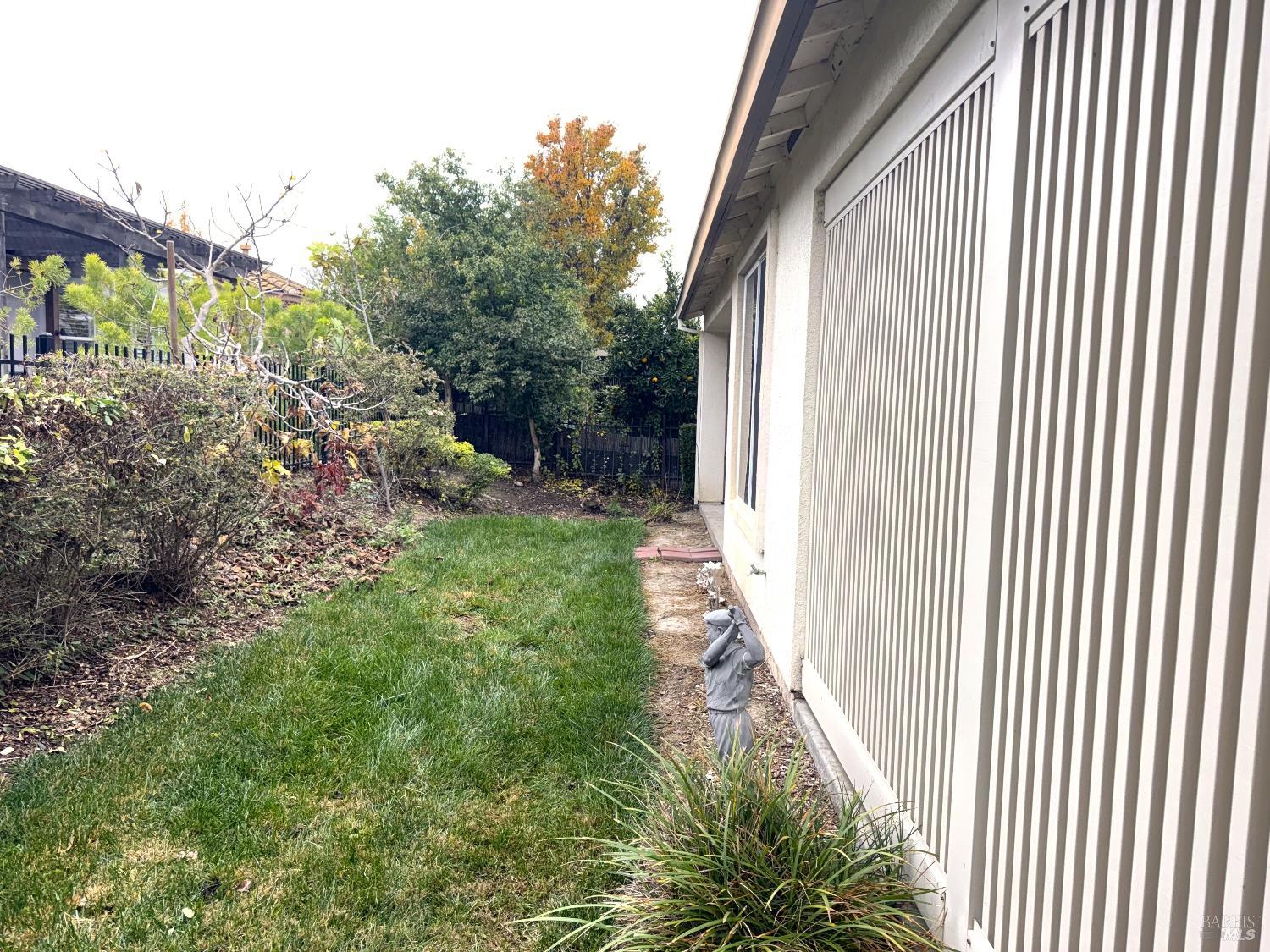 338 Gold Hills Drive Rio Vista, CA 94571 - Photo 23 of 27 a view of a backyard with pathway
