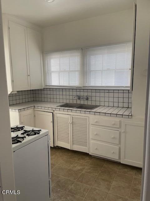 772 Poli Street, Unit E Ventura, CA 93001 - Photo 4 of 9 a room with cabinets washer and dryer