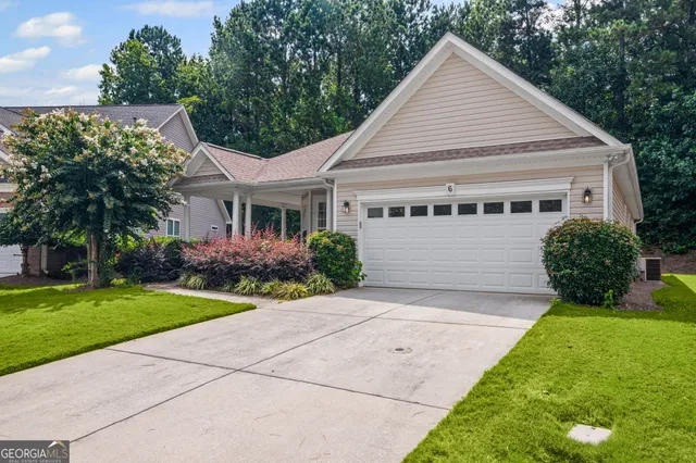 a view of house with garden and yard