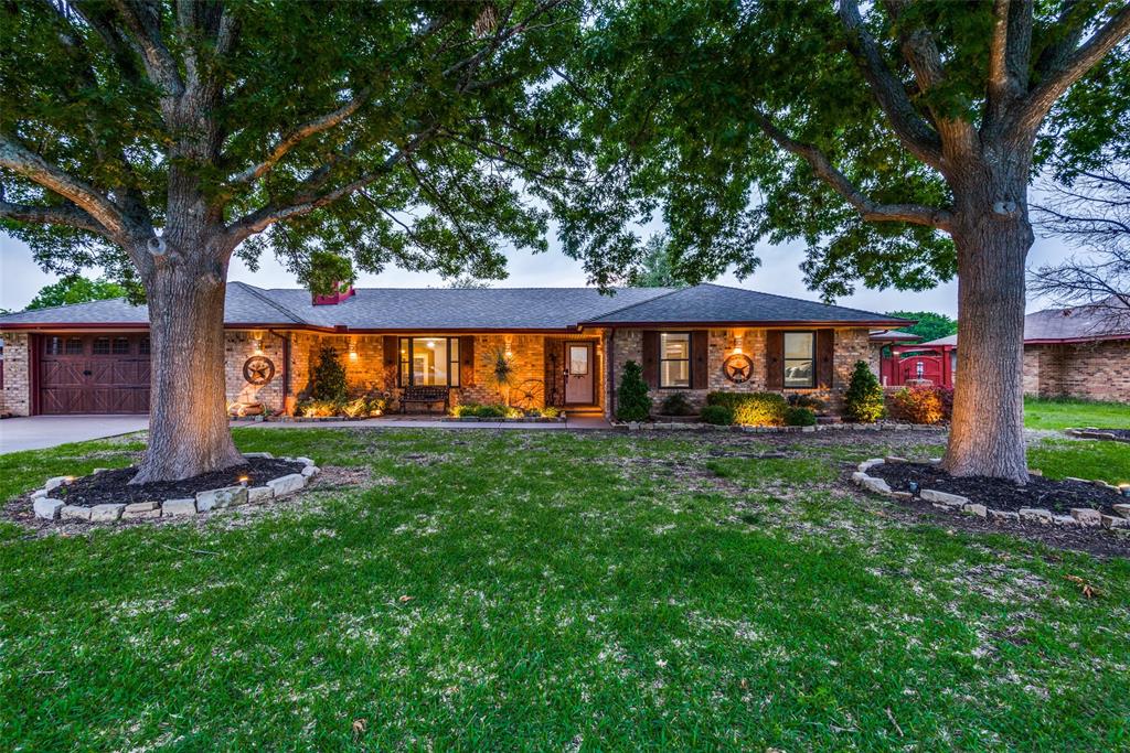 a view of a house with backyard and a tree