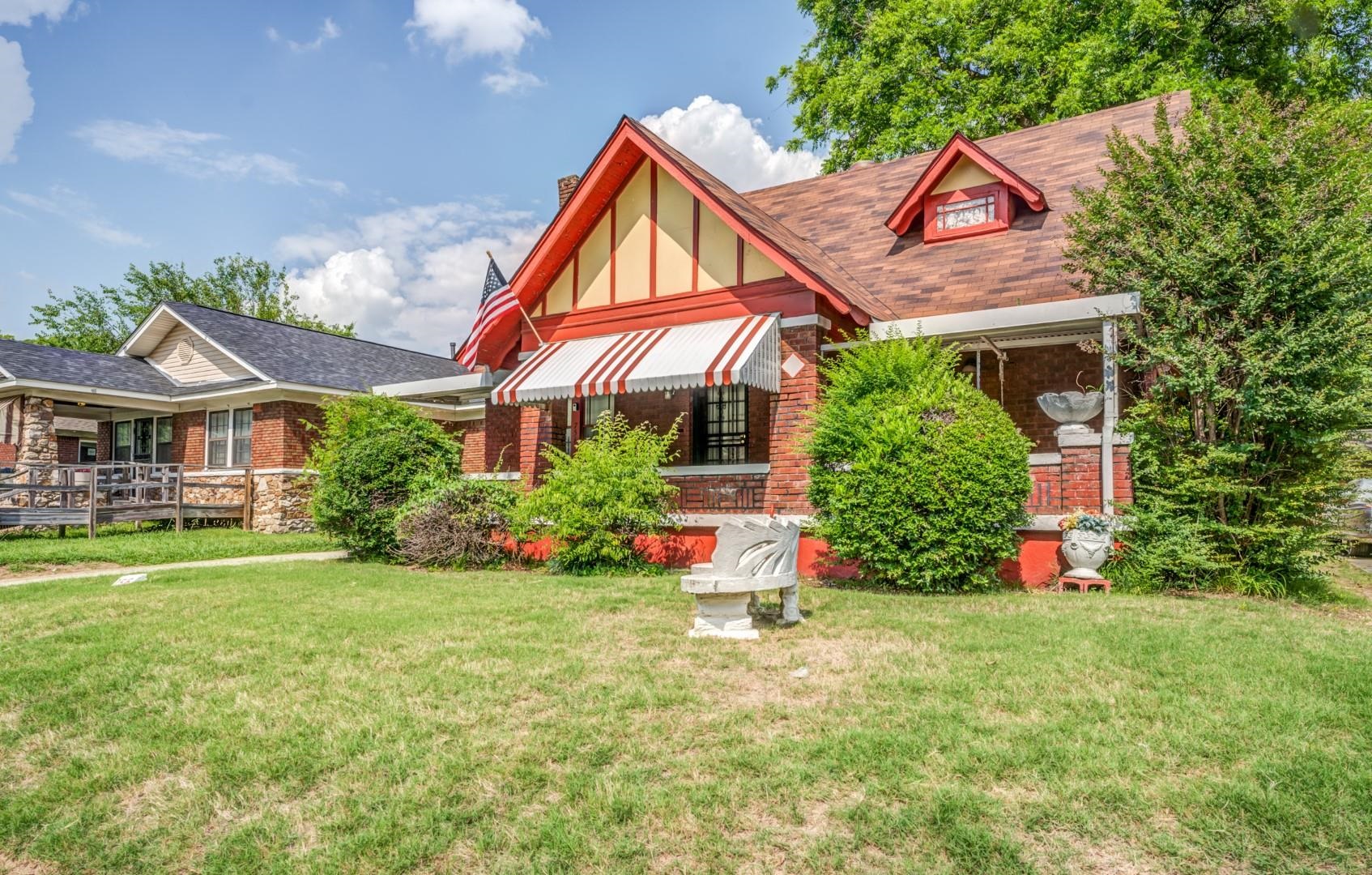 756 Garland Street Memphis, TN 38107 - Photo 3 of 35 a front view of house with yard and green space