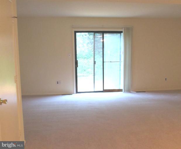9236 Bellbeck Road Parkville, MD 21234 - Photo 8 of 29 Living Room